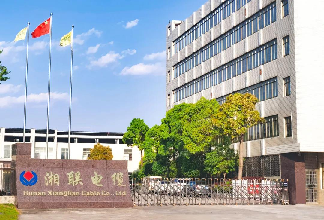 今日小雪，用一組湘聯(lián)小伙伴拍攝的美照來迎接廠區(qū)的冬天！